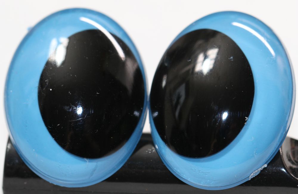 Schielaugen oval schwarze Pupille