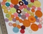 Preview: ca. 50 g Knöpfe aus Kunststoff bunt Mix verschiedene Größen und Formen
