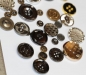 Preview: ca. 50 g Knöpfe aus Kunststoff silber-gold Mix verschiedene Größen und Formen