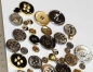Preview: ca. 50 g Knöpfe aus Kunststoff silber-gold Mix verschiedene Größen und Formen