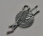 Preview: 1 Anhänger Charm Wollknäuel aus Metall silberfarben ca. 11 mm x 24 mm