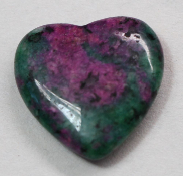 1 Herz Naturstein Zoisit ca. 20 mm x 20 mm x 6 mm