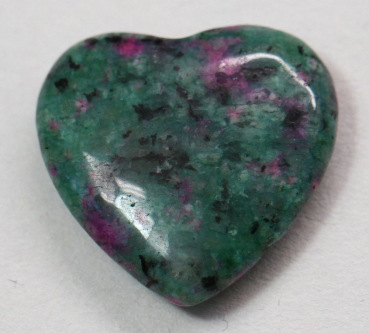 1 Herz Naturstein Zoisit ca. 20 mm x 20 mm x 6 mm