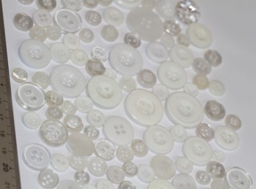 ca. 50 g Knöpfe aus Kunststoff weiß-transparent Mix verschiedene Größen und Formen
