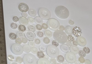 ca. 50 g Knöpfe aus Kunststoff weiß-transparent Mix verschiedene Größen und Formen