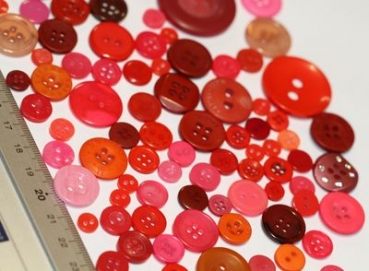 ca. 50 g Knöpfe aus Kunststoff pink-rot Mix verschiedene Größen und Formen