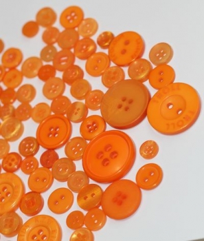 ca. 50 g Knöpfe aus Kunststoff orange Mix verschiedene Größen und Formen