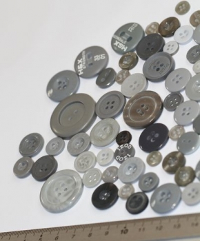 ca. 50 g Knöpfe aus Kunststoff grau Mix verschiedene Größen und Formen