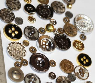 ca. 50 g Knöpfe aus Kunststoff silber-gold Mix verschiedene Größen und Formen
