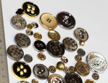 ca. 50 g Knöpfe aus Kunststoff silber-gold Mix verschiedene Größen und Formen