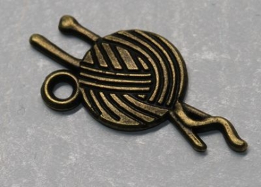 1 Anhänger Charm Wollknäuel aus Metall bronzefarben ca. 11 mm x 24 mm