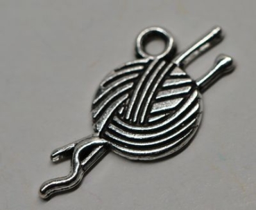 1 Anhänger Charm Wollknäuel aus Metall silberfarben ca. 11 mm x 24 mm