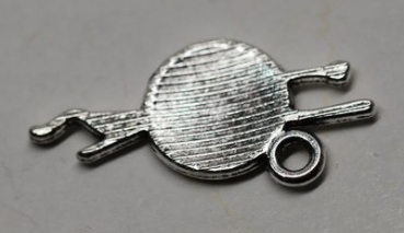 1 Anhänger Charm Wollknäuel aus Metall silberfarben ca. 11 mm x 24 mm