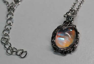 Kette mit Anhänger silbern mit schimmerndem Stein
