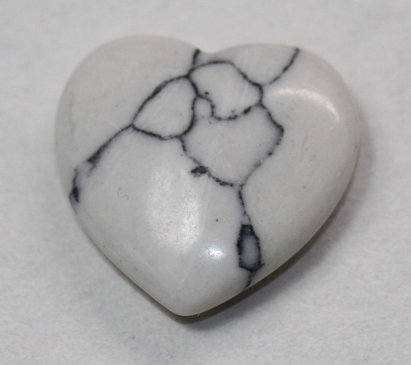 1 Herz Naturstein weißer Türkis ca. 20 mm x 20 mm x 6 mm