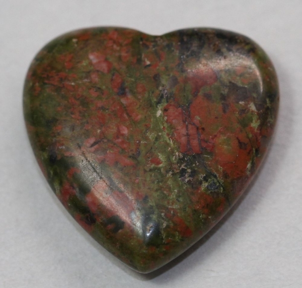 1 Herz Naturstein Unakit ca. 20 mm x 20 mm x 6 mm