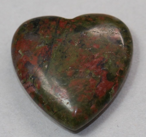 1 Herz Naturstein Unakit ca. 20 mm x 20 mm x 6 mm