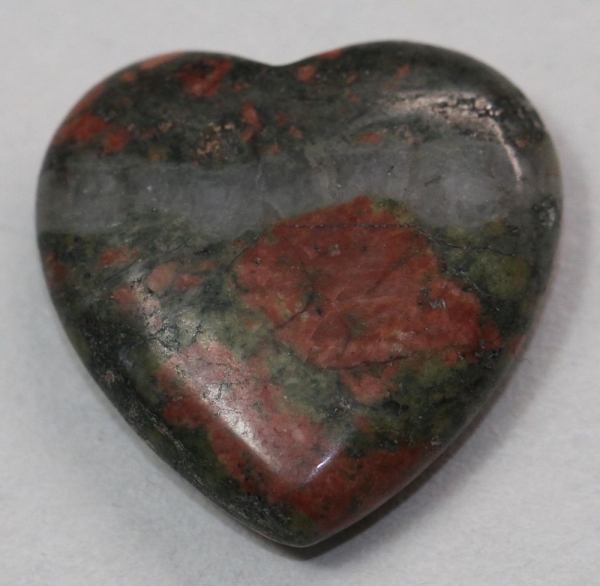 1 Herz Naturstein Unakit ca. 20 mm x 20 mm x 6 mm