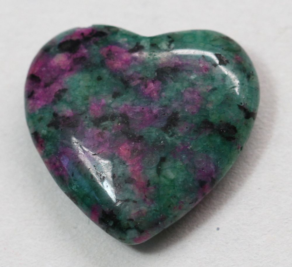 1 Herz Naturstein Zoisit ca. 20 mm x 20 mm x 6 mm