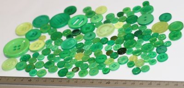 ca. 50 g Knöpfe aus Kunststoff Grüntöne Mix verschiedene Größen und Formen