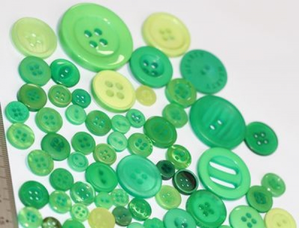 ca. 50 g Knöpfe aus Kunststoff Grüntöne Mix verschiedene Größen und Formen