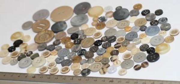 ca. 50 g Knöpfe aus Kunststoff hellgrau-beige Mix verschiedene Größen und Formen