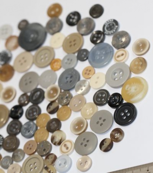 ca. 50 g Knöpfe aus Kunststoff hellgrau-beige Mix verschiedene Größen und Formen