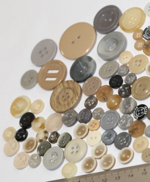 ca. 50 g Knöpfe aus Kunststoff hellgrau-beige Mix verschiedene Größen und Formen
