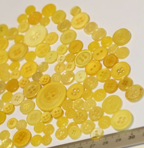 ca. 50 g Knöpfe aus Kunststoff gelb Mix verschiedene Größen und Formen