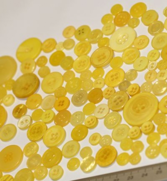 ca. 50 g Knöpfe aus Kunststoff gelb Mix verschiedene Größen und Formen