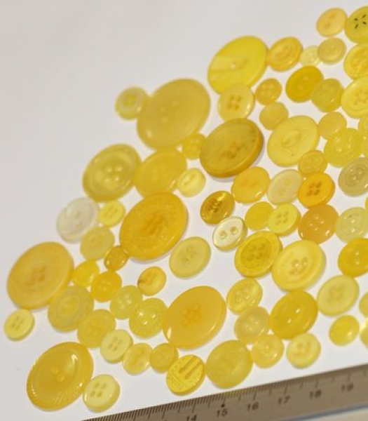 ca. 50 g Knöpfe aus Kunststoff gelb Mix verschiedene Größen und Formen