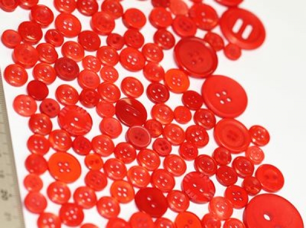 ca. 50 g Knöpfe aus Kunststoff rot Mix verschiedene Größen und Formen