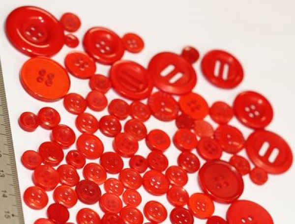 ca. 50 g Knöpfe aus Kunststoff rot Mix verschiedene Größen und Formen