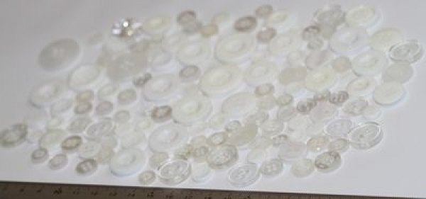 ca. 50 g Knöpfe aus Kunststoff weiß-transparent Mix verschiedene Größen und Formen