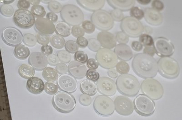 ca. 50 g Knöpfe aus Kunststoff weiß-transparent Mix verschiedene Größen und Formen