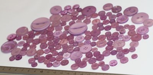 ca. 50 g Knöpfe aus Kunststoff flieder Mix verschiedene Größen und Formen