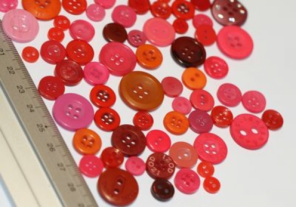 ca. 50 g Knöpfe aus Kunststoff pink-rot Mix verschiedene Größen und Formen