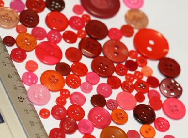 ca. 50 g Knöpfe aus Kunststoff pink-rot Mix verschiedene Größen und Formen