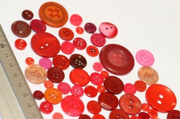 ca. 50 g Knöpfe aus Kunststoff pink-rot Mix verschiedene Größen und Formen