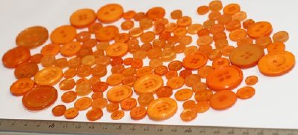 ca. 50 g Knöpfe aus Kunststoff orange Mix verschiedene Größen und Formen