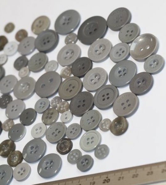 ca. 50 g Knöpfe aus Kunststoff grau Mix verschiedene Größen und Formen