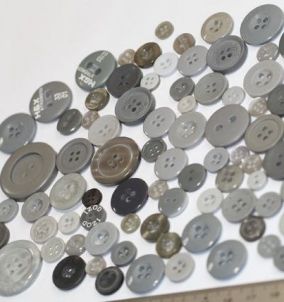 ca. 50 g Knöpfe aus Kunststoff grau Mix verschiedene Größen und Formen