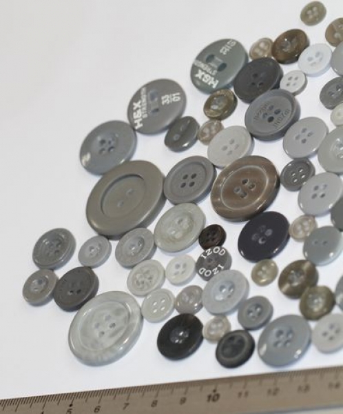 ca. 50 g Knöpfe aus Kunststoff grau Mix verschiedene Größen und Formen