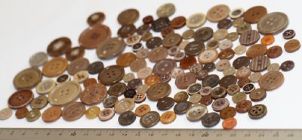 ca. 50 g Knöpfe aus Kunststoff hellbraun Mix verschiedene Größen und Formen