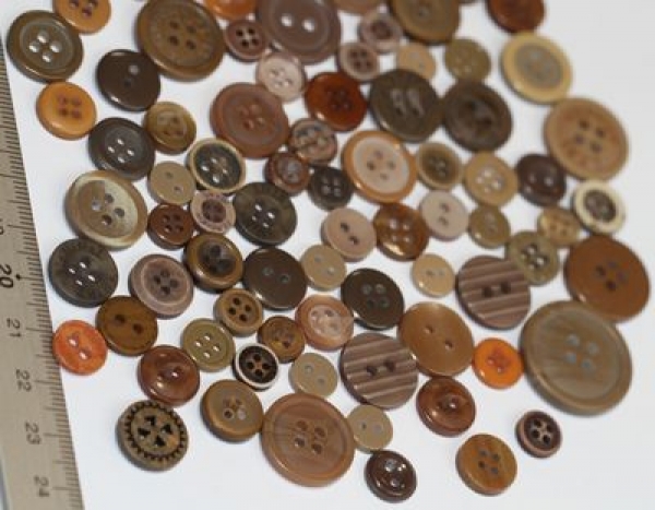 ca. 50 g Knöpfe aus Kunststoff hellbraun Mix verschiedene Größen und Formen