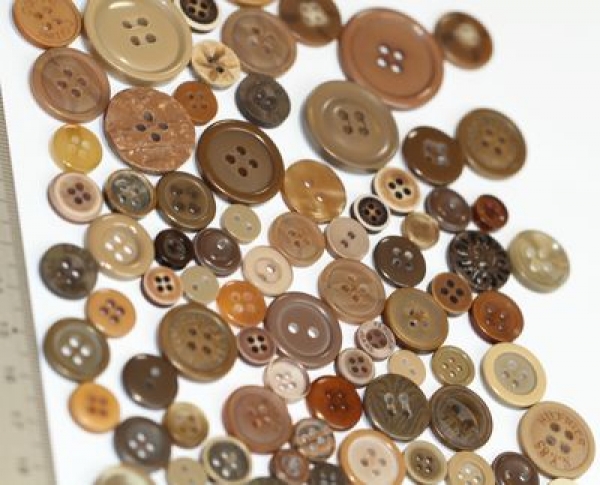 ca. 50 g Knöpfe aus Kunststoff hellbraun Mix verschiedene Größen und Formen