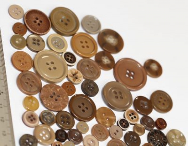 ca. 50 g Knöpfe aus Kunststoff hellbraun Mix verschiedene Größen und Formen