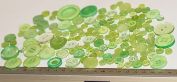 ca. 50 g Knöpfe aus Kunststoff hellgrün Mix verschiedene Größen und Formen