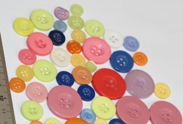 ca. 50 g Knöpfe aus Kunststoff bunt Mix verschiedene Größen und Formen