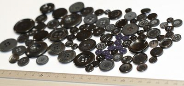 ca. 50 g Knöpfe aus Kunststoff schwarz-dunkelblau Mix verschiedene Größen und Formen